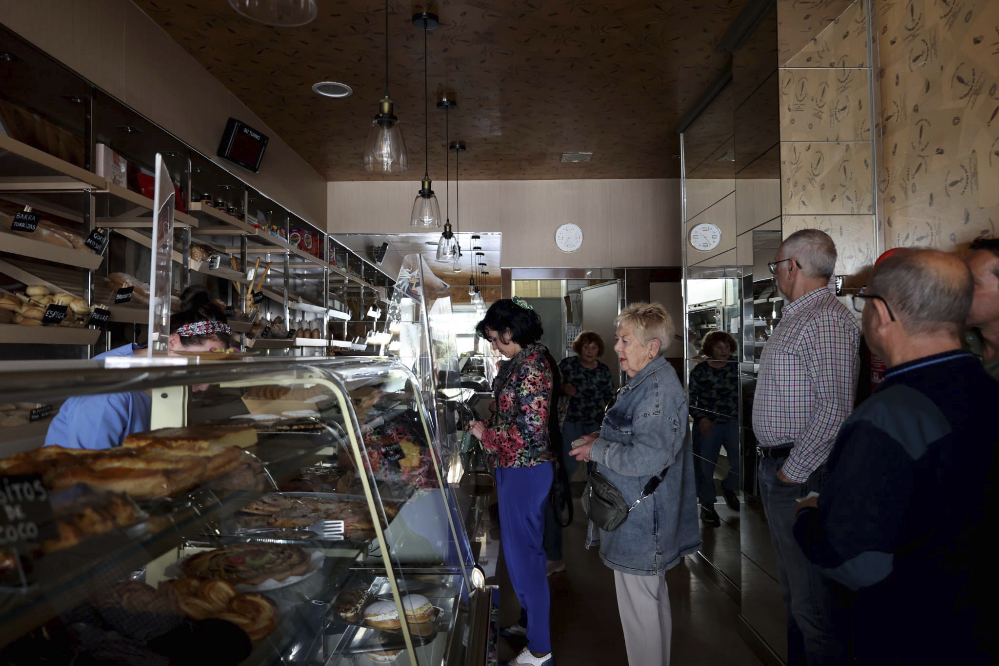 Un comercio atiende a los clientes durante el apagón.